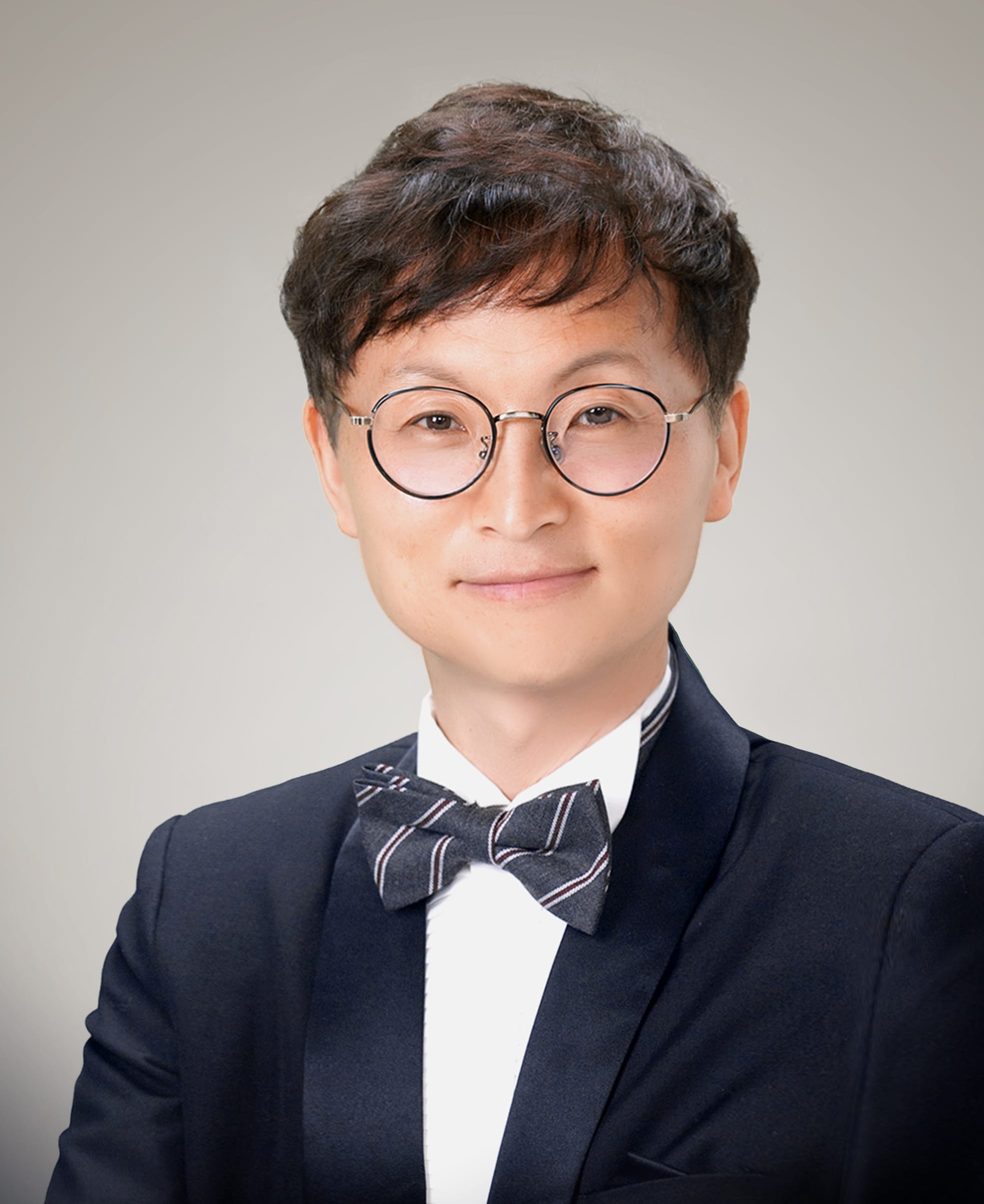 좋은날 스튜디오 대표 사진작가 남유행님의 프로필 사진. 전문적이고 따뜻한 인상의 중년 남성 사진작가